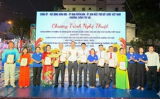 Báo Người Lao Động trao tặng phường Thông Tây Hội 600 lá cờ Tổ quốc