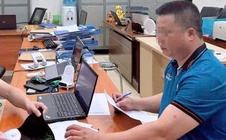 Công an mời tài xế đi vào làn khẩn cấp, rút chìa khóa xe khách lên làm việc