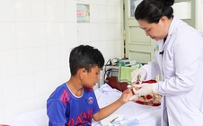 Bác sĩ khâu từng mạch máu nhỏ hơn sợi tóc nối ngón tay bị đứt lìa