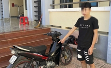 Vừa dựng xe máy trước quán ăn, chớp mắt đã "không cánh mà bay"