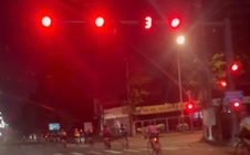 Khó tin đoàn người chạy xe đạp ngang nhiên vượt đèn đỏ trên đường Mỹ Phước - Tân Vạn