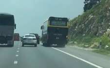 Xe khách chạy vào làn khẩn cấp trên đường cao tốc rồi tạt đầu xe khác để ra ngoài