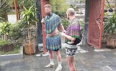 Chấn chỉnh khách Tây mặc váy H'Mông nhảy múa lố lăng