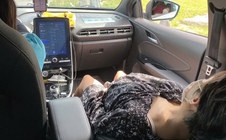 Clip: CSGT mở đường đưa thai phụ vỡ ối trên xe taxi