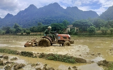 Lính biên phòng Quảng Trị về bản dựng nhà, gieo mạ cùng dân