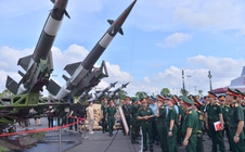 Đại tướng Phan Văn Giang thị sát khí tài hiện đại của quân đội Việt Nam