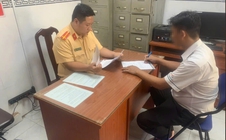 Xử phạt tài xế "cả gan" leo dải phân cách ở TP HCM