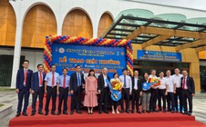 Một nữ khách hàng trúng ô tô Kia Sonet khi dùng sản phẩm Yến sào Khánh Hòa Sanest