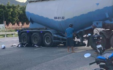 Xe máy lọt thỏm dưới gầm xe đầu kéo, 2 người tử vong