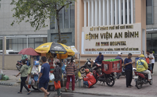 Cảnh hàng rong bủa vây các bệnh viện lớn ở TP HCM