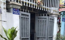 Điều tra vụ người phụ nữ nằm thoi thóp trước nhà với vết máu ở cổ