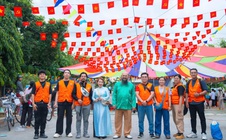 Nghệ sĩ Đức Xuân tặng xe đạp cho học sinh nghèo nhân dịp khai giảng