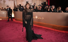 Diện mốt "đầm khỏa thân", Lisa (Blackpink) bị chê mặc xấu tệ