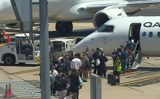 Máy bay quay đầu hai lần trên không ở Úc, hết va phải chim lại nổ máy phát điện