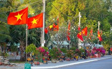 Du khách, người dân xúc động trước "Đường cờ Tổ quốc - Đường hoa Côn Đảo"