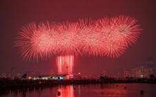 Biển người háo hức xem pháo hoa chào mừng Đại hội XIV của Đảng thành công rực rỡ