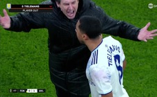 Khoảnh khắc gây sốc: HLV Aston Villa xô đẩy học trò ngay đường biên