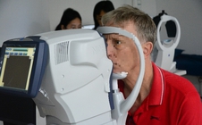 Một người nước ngoài bay nửa vòng trái đất sang Việt Nam chữa đục thủy tinh thể