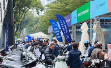 Chuỗi sự kiện Đổi xăng lấy điện: Người dân thủ đô xếp hàng “chốt đơn” xe máy điện VinFast liên tục 