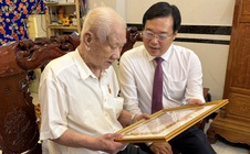 Lãnh đạo TPHCM trao huy hiệu 80 năm tuổi Đảng tại phường Thới An