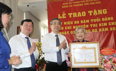 Cụ bà 97 tuổi nhận Huy hiệu 80 năm tuổi Đảng