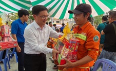 Lãnh đạo TPHCM tặng quà Tết cho người lao động khó khăn ở phường An Đông