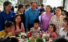 Mùa xuân đến sớm với người lao động