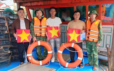 Báo Người Lao Động trao 300 lá cờ Tổ quốc, tiếp sức ngư dân Quảng Trị vươn khơi