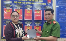 Đang uống cà phê, bị công an ập vào bắt giữ do trộm iPad của nữ sinh viên