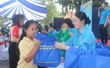 Hàng trăm thiếu nhi vui đón Tết sớm