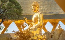 “Giải mã” sắc vàng của Tôn tượng Đức Phật Câu Na Hàm Mâu Ni trên núi Bà Đen