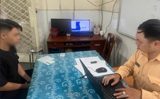 Buông hai tay chở bạn gái trên cầu Ba Son, nam thanh niên bị tịch thu xe SH