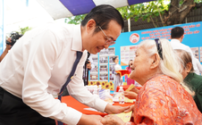 Gần 1.000 đại biểu dự họp mặt mừng Đảng, mừng xuân của phường Diên Hồng