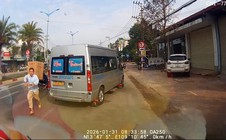 Gia Lai: Tài xế xe khách bị đồng nghiệp chặn đường, hành hung giữa phố