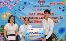 Báo Người Lao Động trao quà Tết đến Trường nuôi trẻ khuyết tật Hoàng Mai