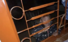 Xôn xao video học sinh lớp 1 bị cô giáo bỏ quên trong lớp học khóa cửa