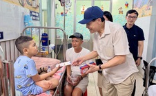 Ông Johnathan Hạnh Nguyễn lì xì bệnh nhi Bệnh viện Nhi Đồng 2