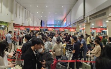 VIDEO: Ngày 12-2, khách ùn ùn tới sân bay Tân Sơn Nhất để về quê dịp Tết