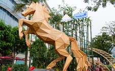 Linh vật Ngựa cao 4,5m thu hút du khách tại Đường hoa Phú Mỹ Hưng