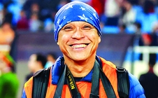 Nguyễn Á xông pha như một người lính!