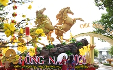 Cận cảnh linh vật ngựa "mã đáo thành công" đón xuân ven sông Đồng Nai