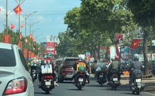 Từng đoàn người cưỡi xe máy về quê đón Tết trên Quốc lộ 14