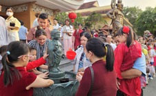 Dòng người ken đặc xếp hàng đi lễ chùa Hoằng Pháp