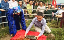 Chuyện cả bản "rước" hòn đá thiêng để xin vía đầu năm mới