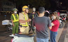 CLIP: CSGT Nam Sài Gòn xuyên đêm xử lý tài xế vi phạm nồng độ cồn