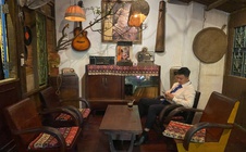 Giới trẻ check-in Tết giữa "không gian hoài niệm"