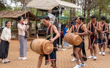 Mùng 3 Tết, du khách đổ về dự lễ hội đường phố “Âm vang Măng Đen”