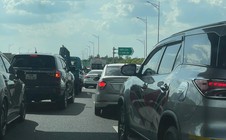 Dòng xe đổ dồn về TPHCM sau Tết, CSGT phải “đóng – mở” cao tốc liên tục