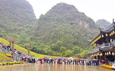 Khách đổ về Ninh Bình du Xuân, nhiều điểm du lịch quá tải