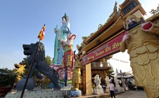 Đầu năm, vãn cảnh chùa trên cù lao sông Đồng Nai